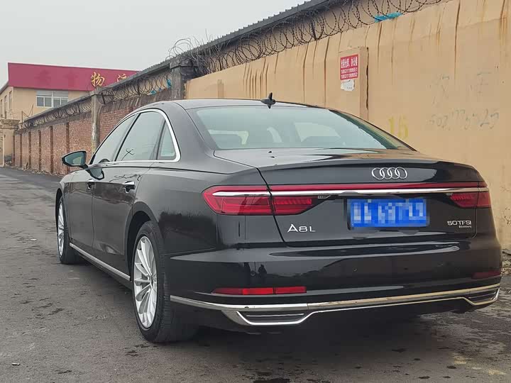 Фото 2 - Audi A8