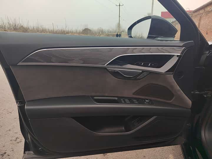 Фото 9 - Audi A8