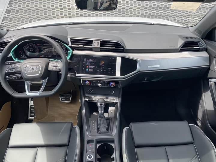 Фото 8 - Audi Q3