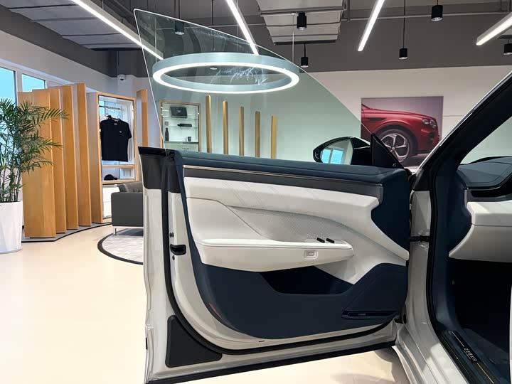 Фото 7 - Zeekr 001