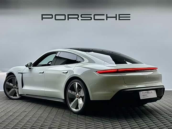 Photo 6 - Porsche Taycan