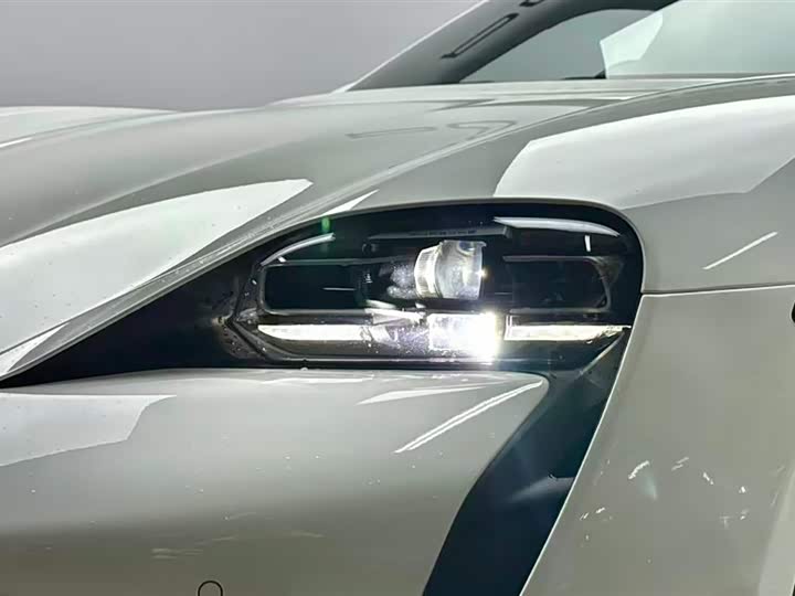 Photo 7 - Porsche Taycan