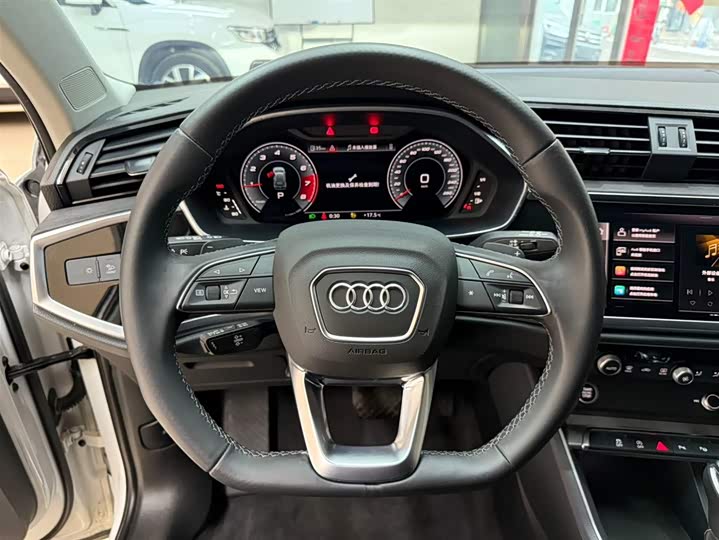 Фото 8 - Audi Q3