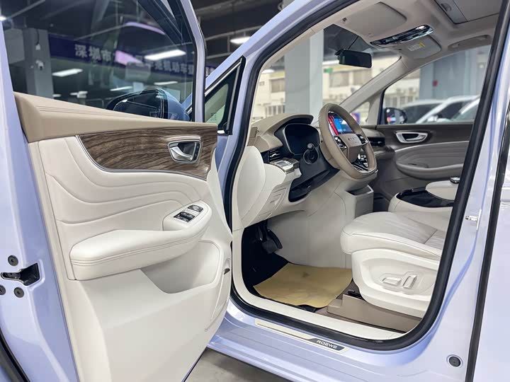 Photo 4 - Roewe iMax 8 EV