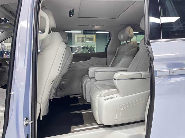 Photo 7 - Roewe iMax 8 EV