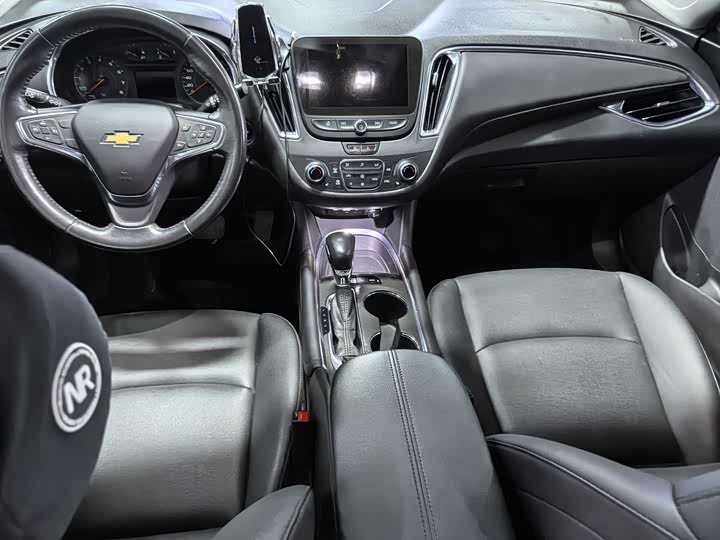 Photo 8 - Chevrolet Malibu XL