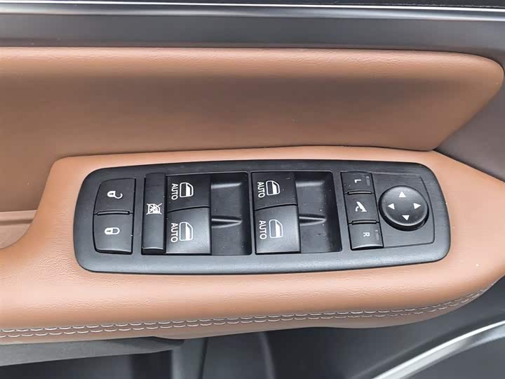 Фото 9 - Jeep Grand Commander