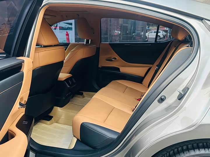 Фото 5 - Lexus ES