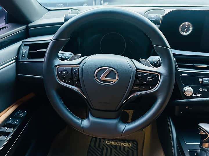 Фото 6 - Lexus ES