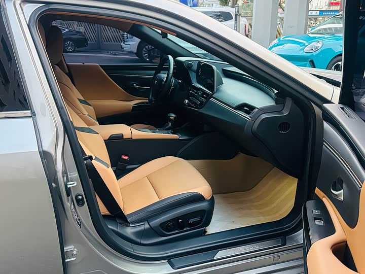 Фото 9 - Lexus ES