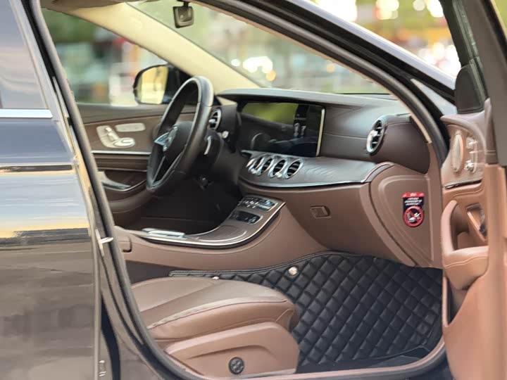 Photo 8 - Mercedes-Benz E-Class