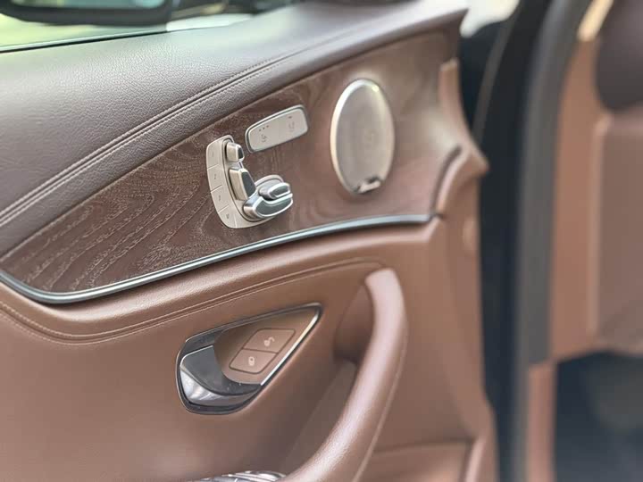 Photo 9 - Mercedes-Benz E-Class