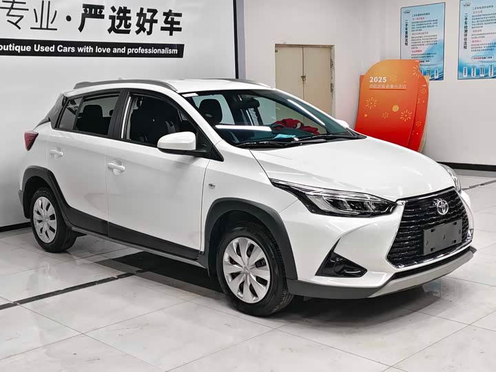 Фото 3 - Toyota Yaris L Hatchback