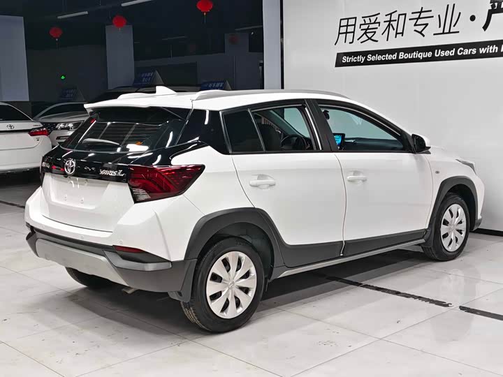 Фото 4 - Toyota Yaris L Hatchback