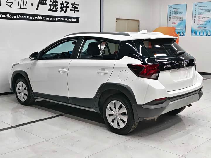 Фото 6 - Toyota Yaris L Hatchback