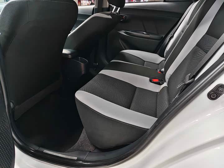 Фото 7 - Toyota Yaris L Hatchback