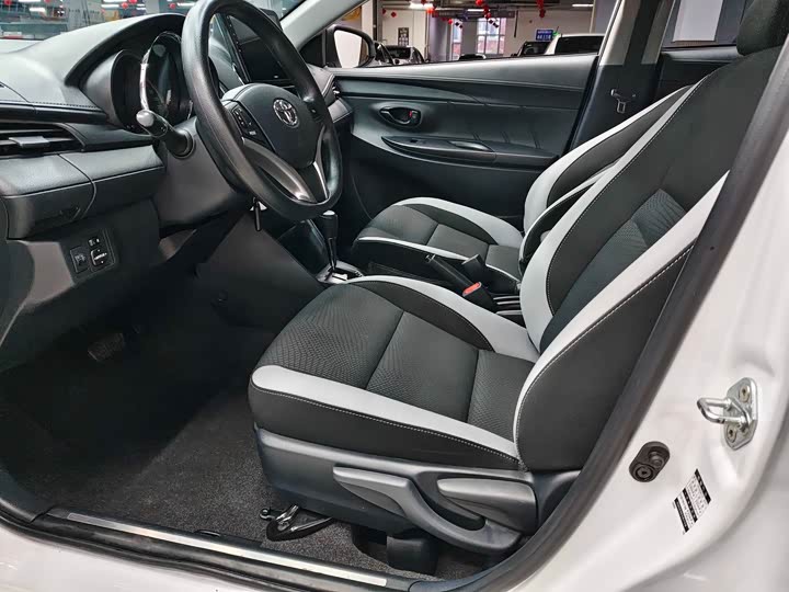 Фото 8 - Toyota Yaris L Hatchback