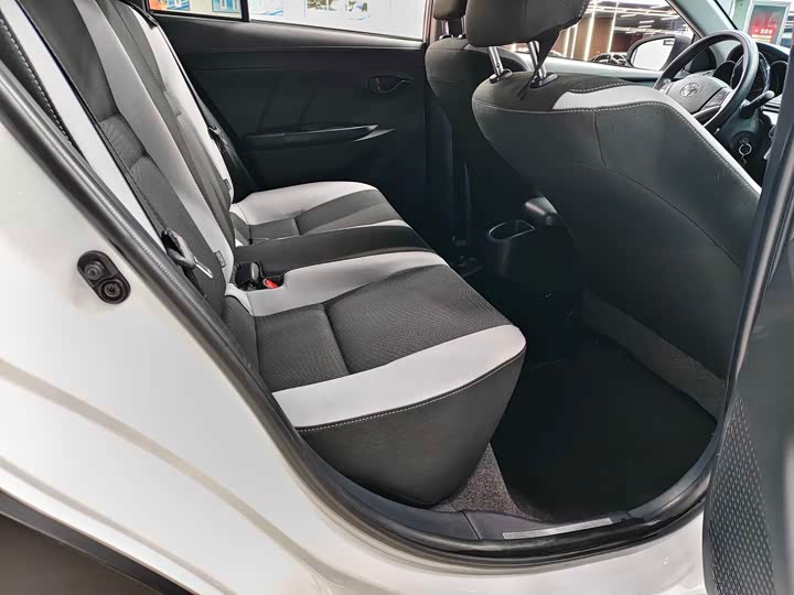 Фото 9 - Toyota Yaris L Hatchback