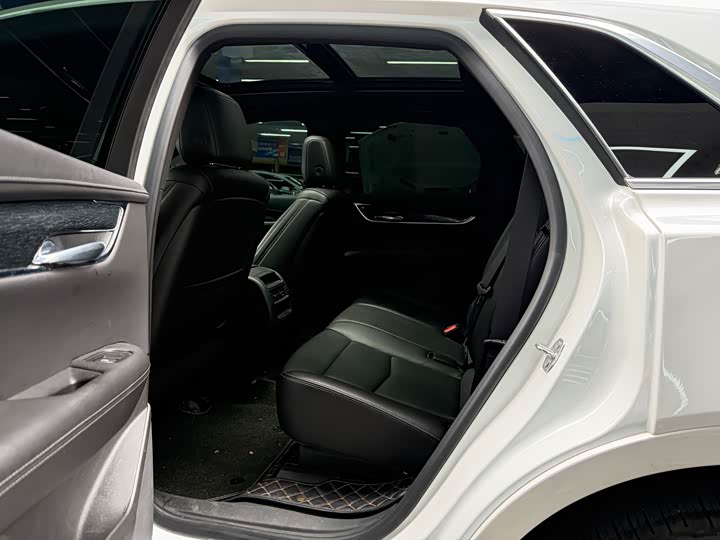 Фото 8 - Cadillac XT5