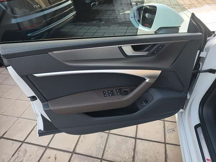 Фото 8 - Audi A7L