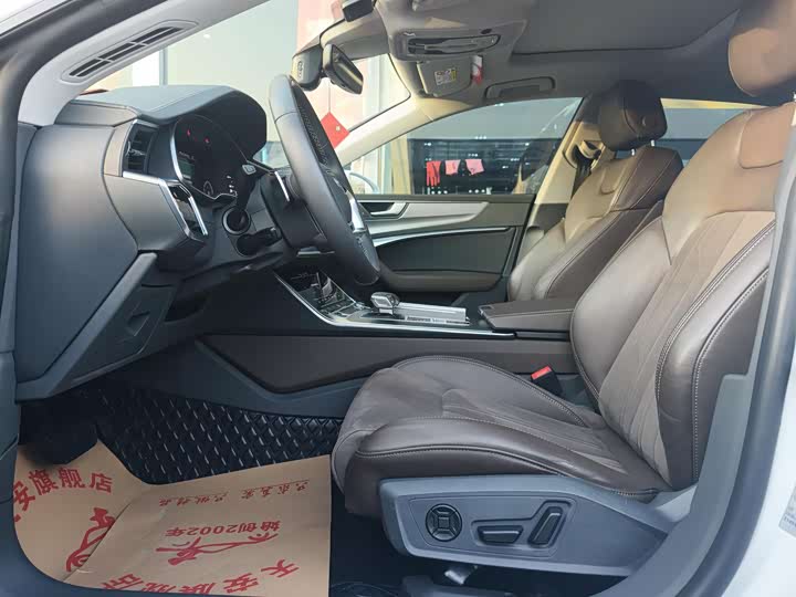 Фото 9 - Audi A7L