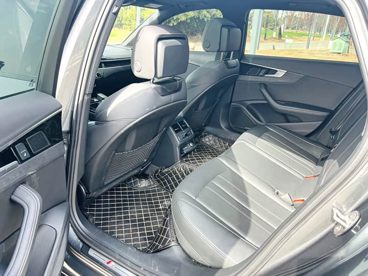 Фото 6 - Audi A4L