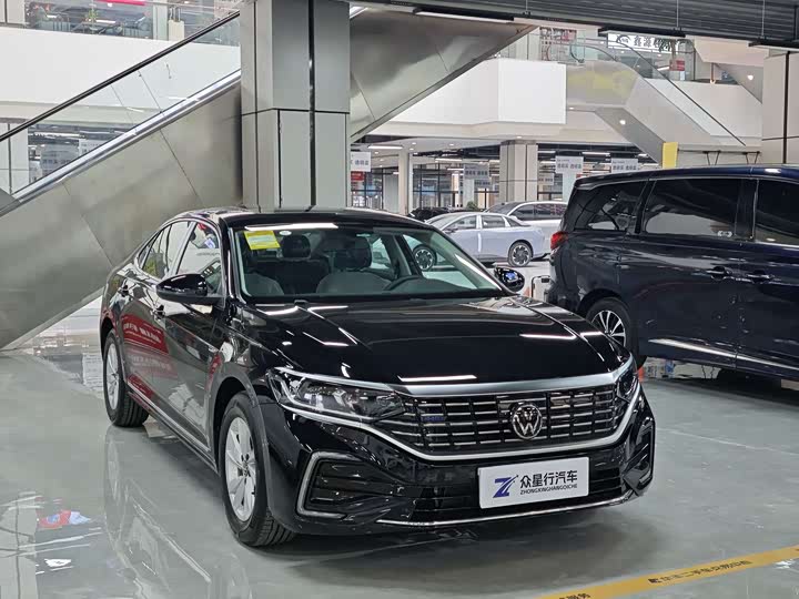 Photo 3 - Volkswagen Passat Hybrid