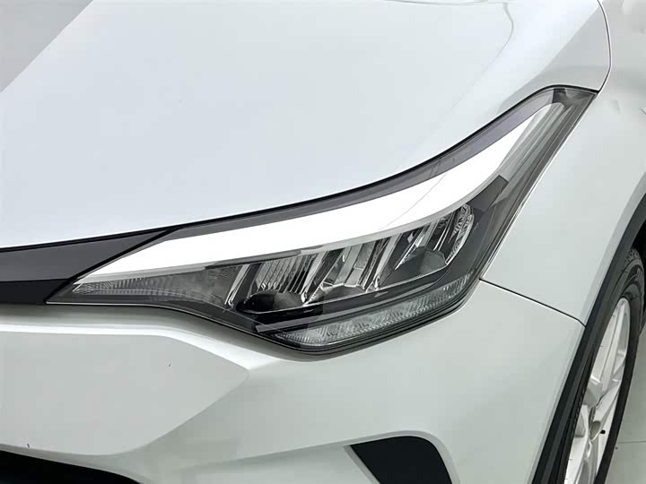 Фото 9 - Toyota C-HR