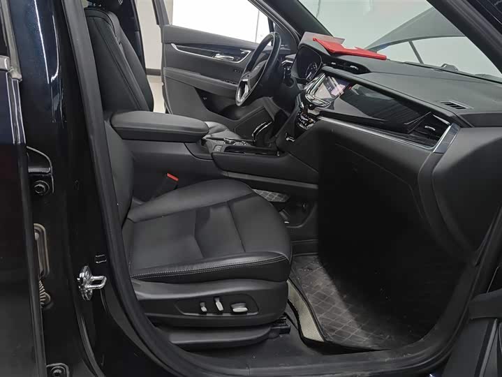 Фото 8 - Cadillac XT6