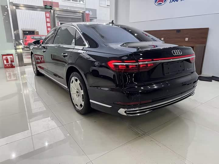 Фото 8 - Audi A8