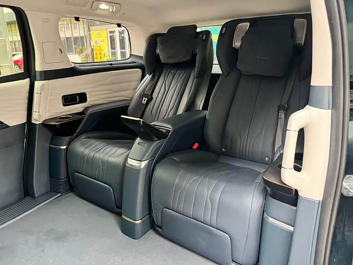 Photo 6 - Buick GL8 Century