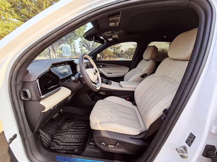 Фото 9 - Geely Monjaro