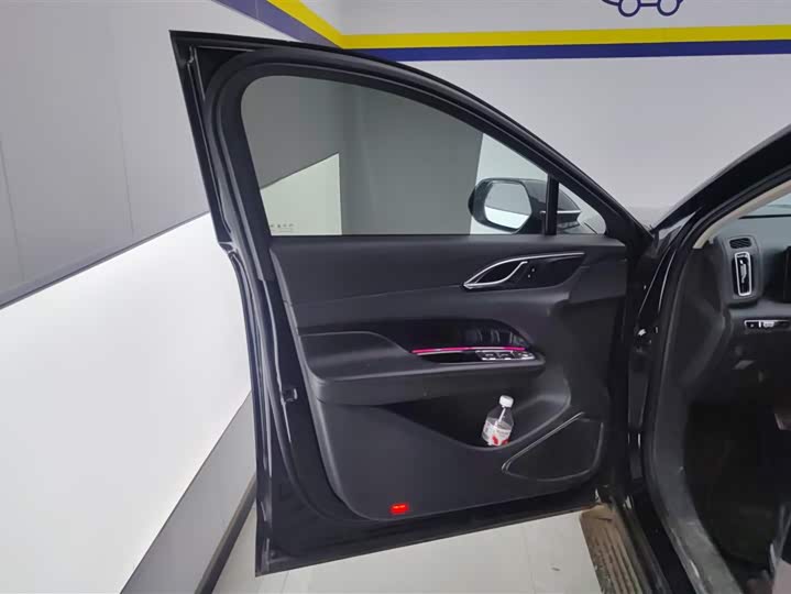 Фото 7 - Hongqi HS3 Hybrid