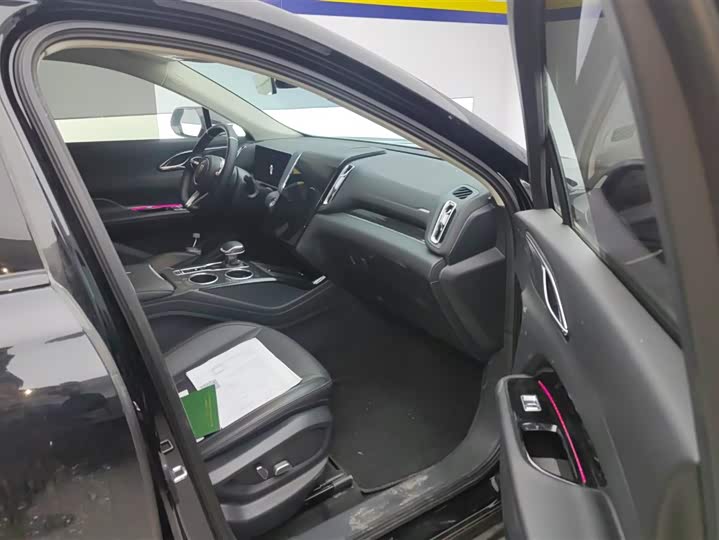 Фото 8 - Hongqi HS3 Hybrid