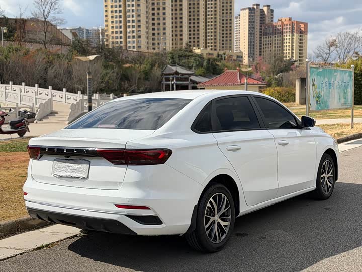 Фото 4 - Geely Emgrand