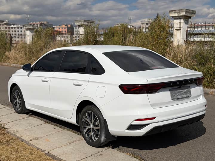 Фото 6 - Geely Emgrand