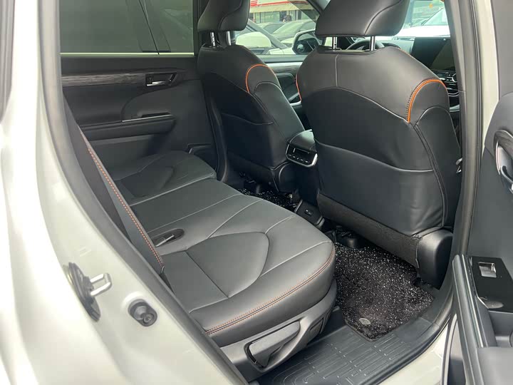 Фото 7 - Toyota Crown Kluger