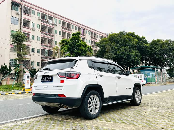 Photo 5 - Jeep Compass