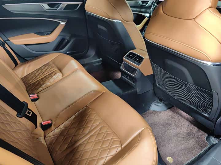 Фото 8 - Audi A7L