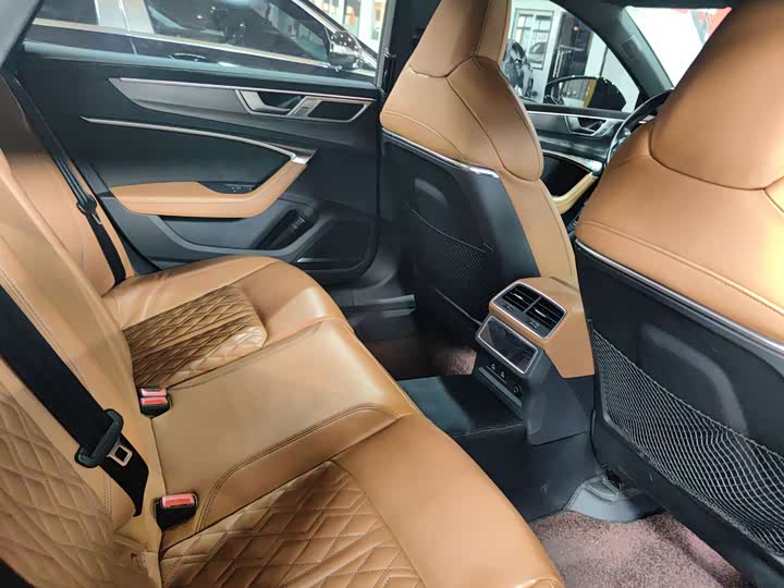 Фото 9 - Audi A7L