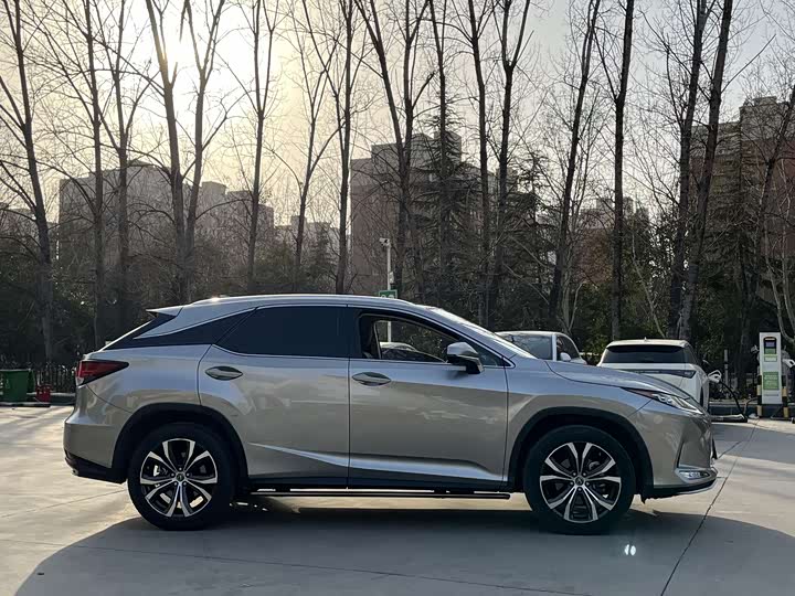 Фото 4 - Lexus RX