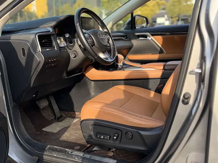 Фото 9 - Lexus RX