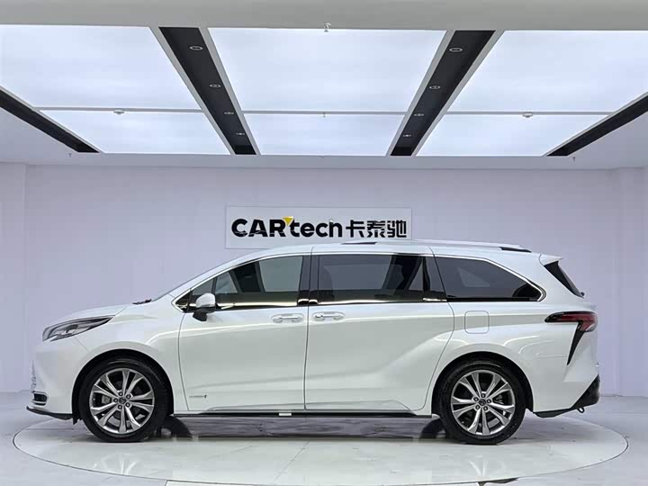 Photo 2 - Toyota Sienna