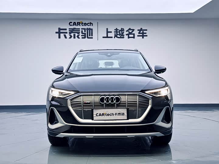 Фото 2 - Audi e-tron