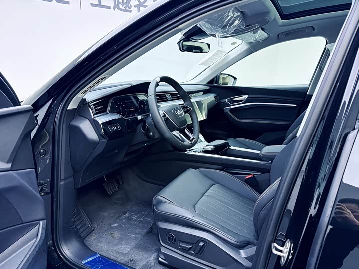 Фото 9 - Audi e-tron