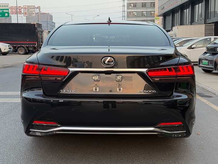 Фото 9 - Lexus LS