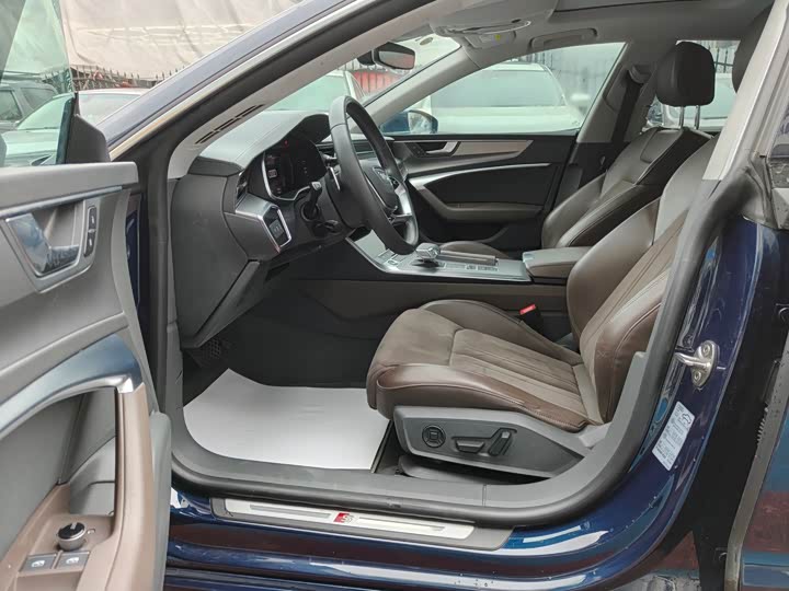 Фото 9 - Audi A7L