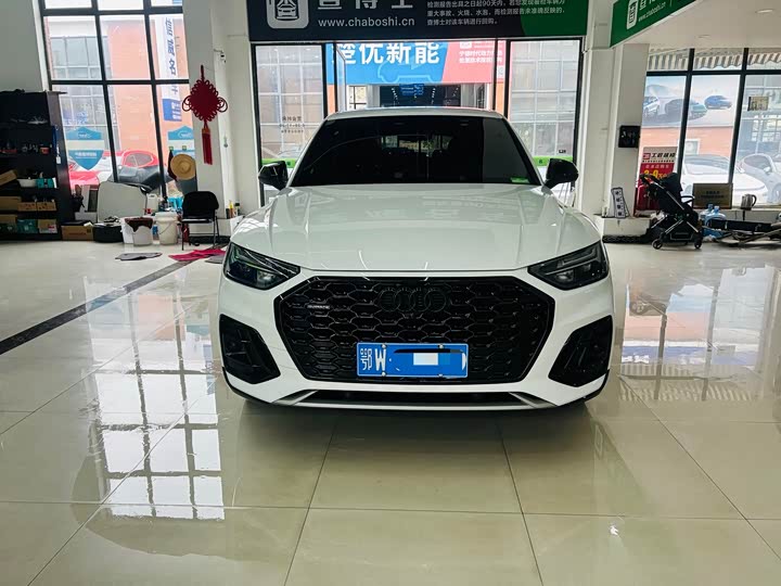 Photo 2 - Audi Q5L Sportback