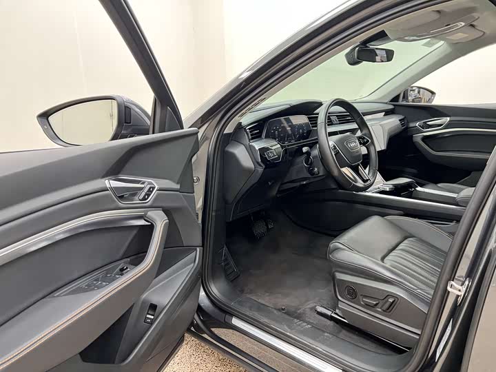 Фото 4 - Audi e-tron