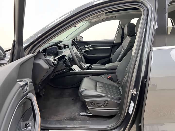 Фото 5 - Audi e-tron